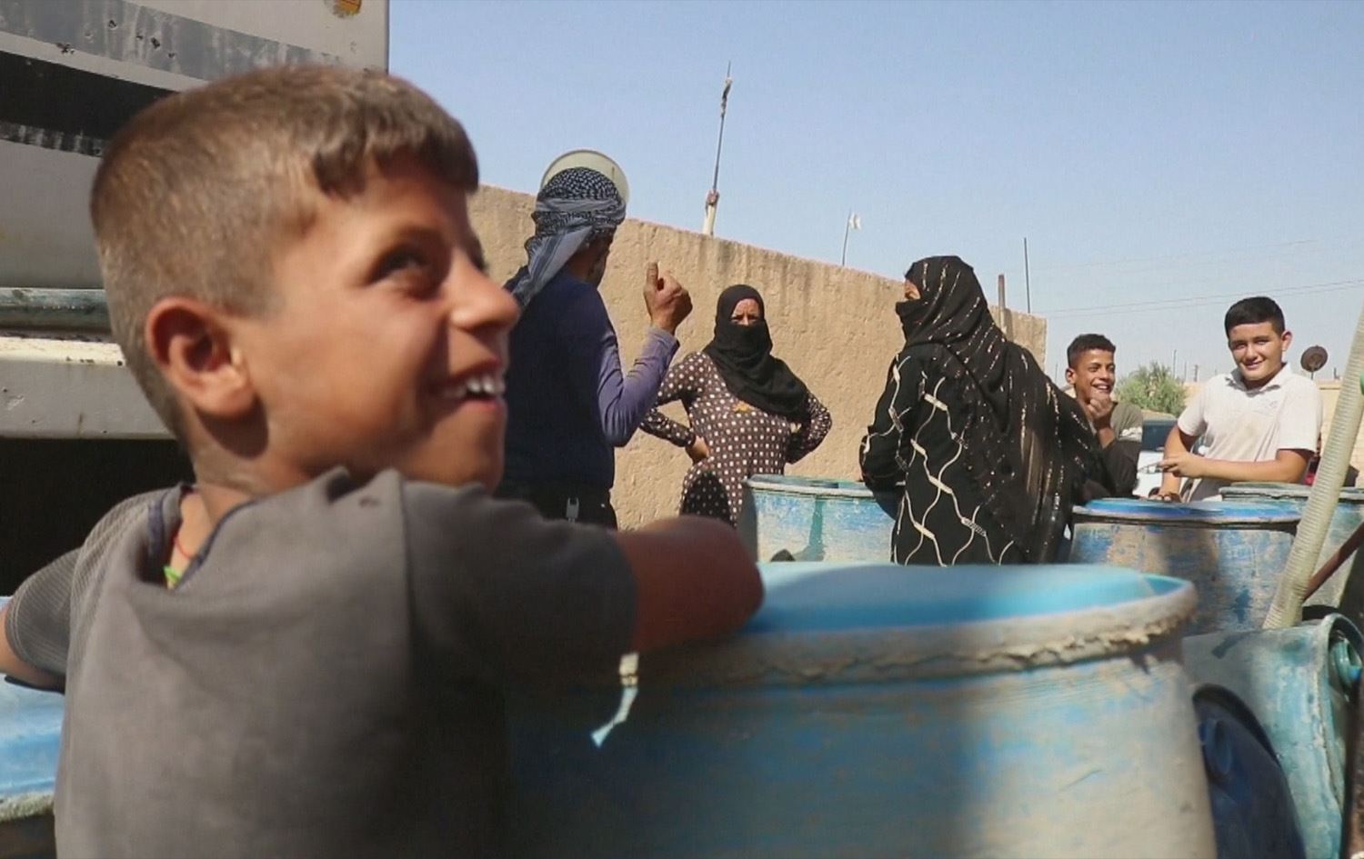 Heseke: Zarok ji bo wergirtina bîdonek av demeke dirêj di dorê de disekinin