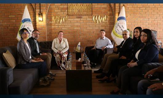 لقاء الوفد الكندي مع دائرة العلاقات الخارجية في قامشلو 