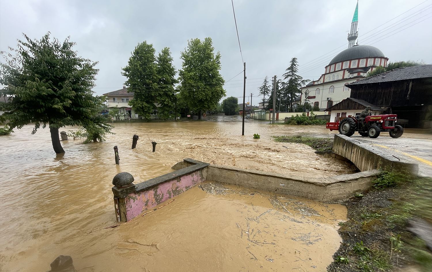 Li Tirkiyê û Bakurê Kurdistanê di meha Tîrmehê de jî barîna baranê berdewam e