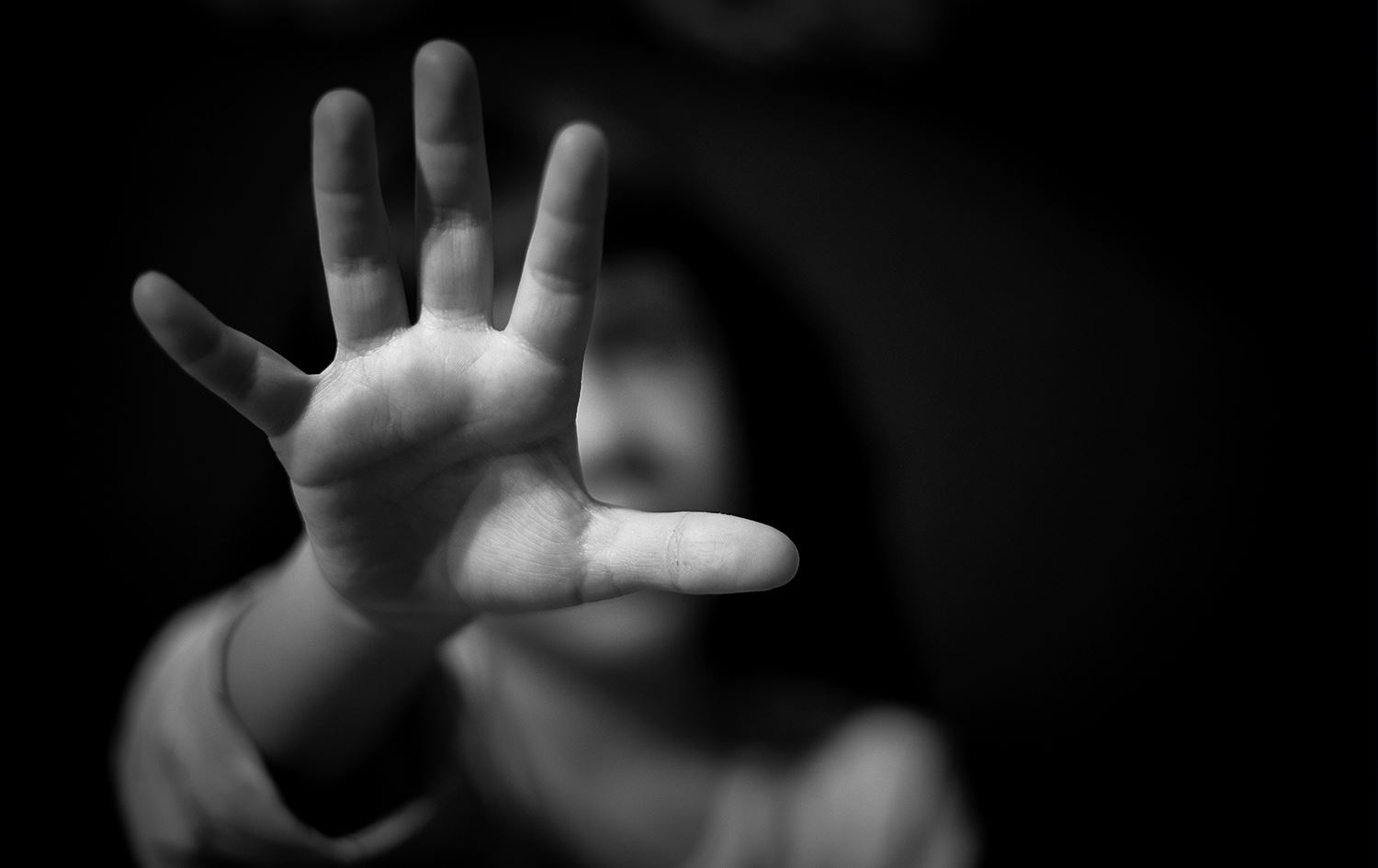 اعتقال رجل وزوجته بتهمة تعنيف طفلتهما حتى الموت في النجف