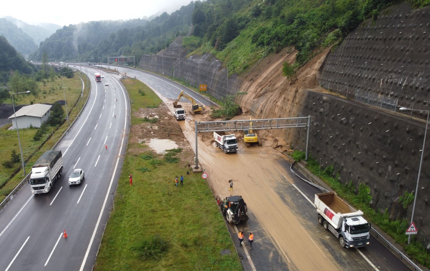 بەهۆی بارانی بەخوڕ بەشێکی دیواری پارێزەری رێگایەک لە ئیستەنبووڵ داڕماوە، وێنە: AA