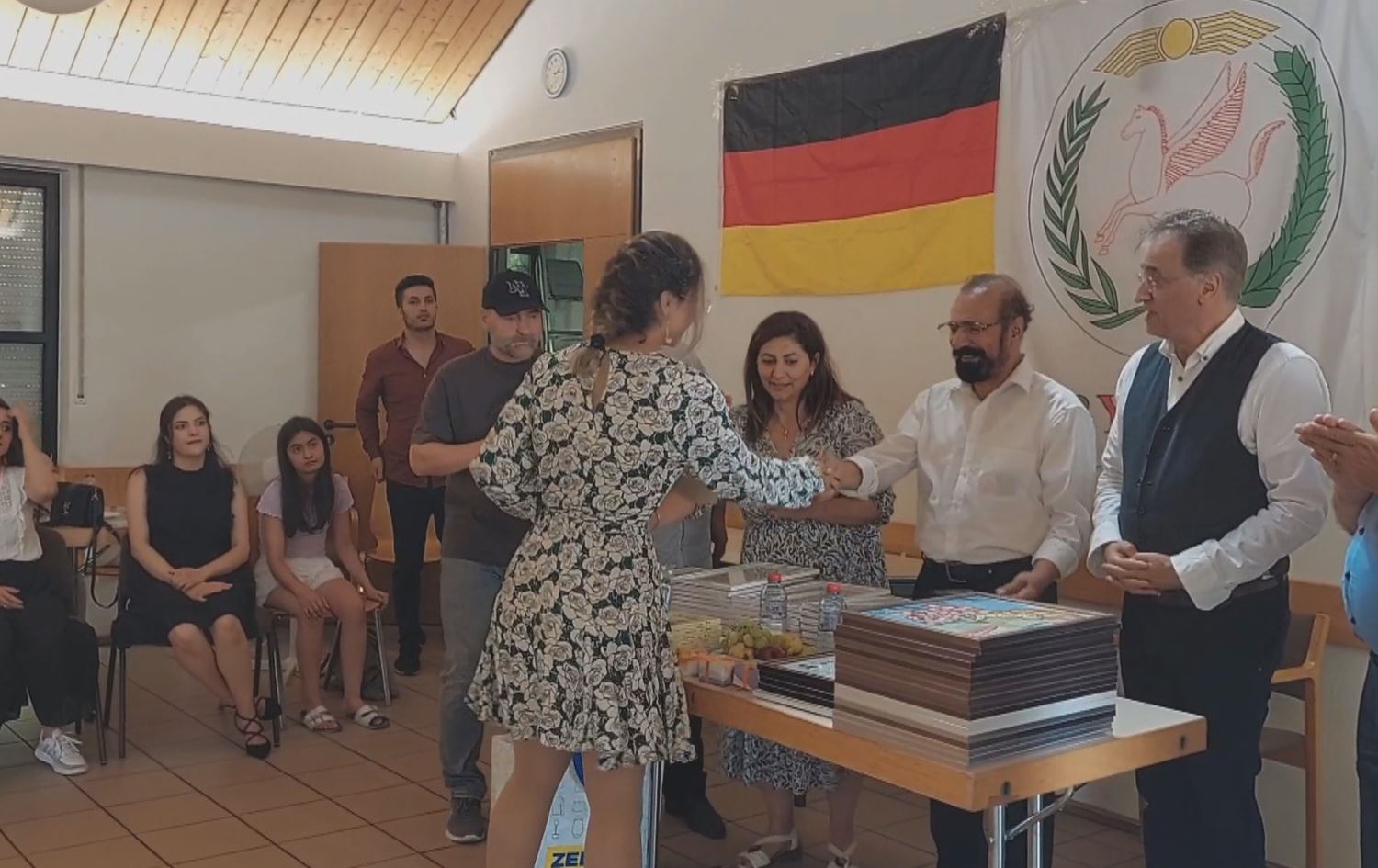 Partiya El-Wehde li Bonnê ji bo xwendekaran ahengeke xelatkirinê saz kir