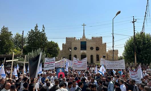 Christians gather before the Cathedral of Saint Joseph in Ankawa in solidarity with Cardinal Louis Raphael Sako to protest Iraqi President Abdul Latif's decision to revoke the special presidential decree that granted him powers over Christian affairs on July 13, 2023. Photo: Julian Bechocha/Rudaw
