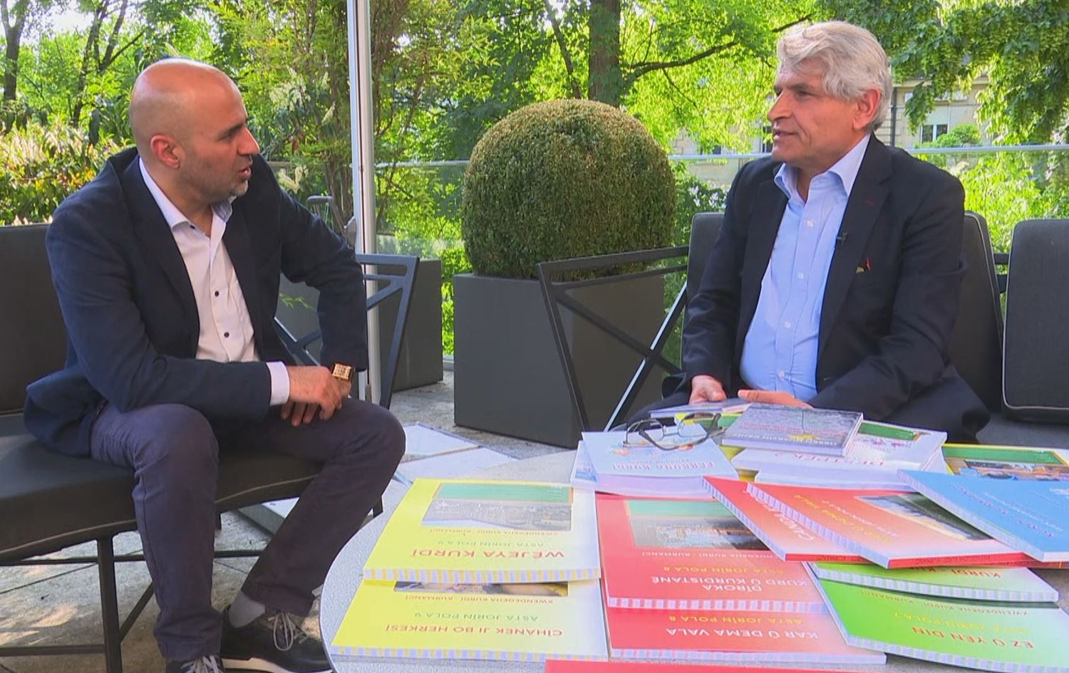 مامۆستایەک لە سویسرا زیاتر لە 16 ساڵە منداڵان فێری زمانی کوردی دەکات