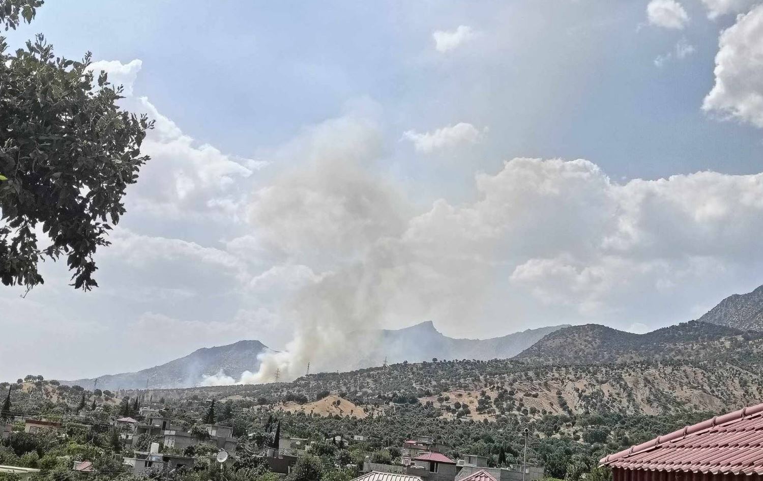 بەهۆی کەوتنەخوارەوەی گولـلەتۆپێکەوە ئاگر لە بناری چیای مەتین کەوتەوە