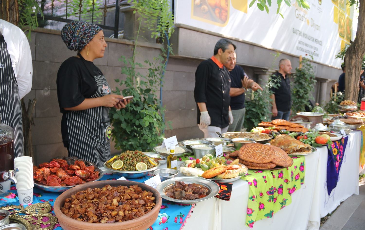 80 şefên ji bajarên cûda ji berhemên xwemalî yên parêzgehê xwarin çêkirin