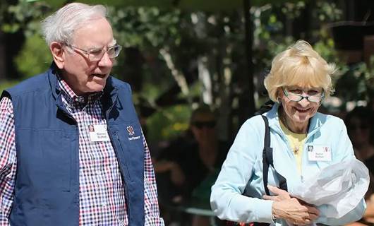 ABD’li milyarder yatırımcı Warren Buffett ve eşi Astrid Menks,