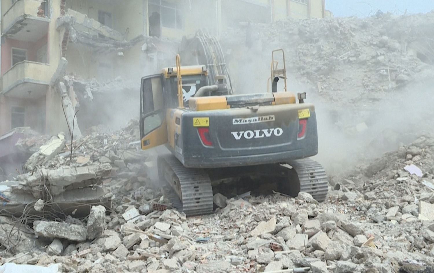 Xelkê Samandagê: Em ji erdhejê sax derketin lê toz dê me bikuje