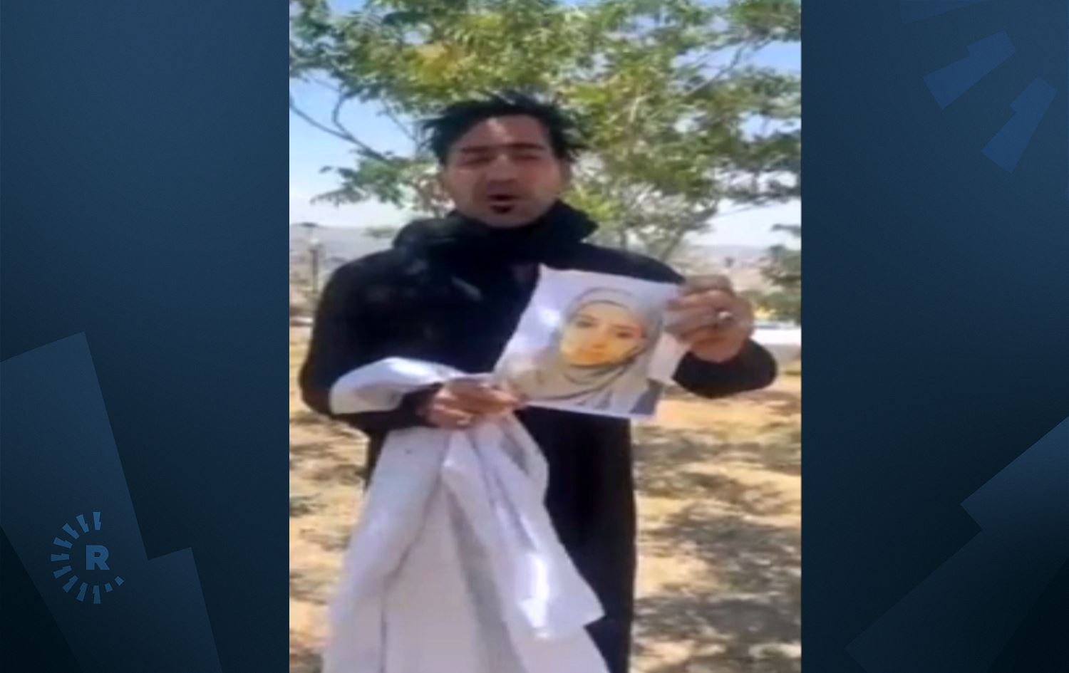 وێنەی ئەو کچە عێراقییەی لە ئێران گیانی لەدەستدا بەدەست پیاوێکەوەیە کە ناڕەزایی دەردەبڕێت