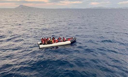 قارب للمهاجرين وسط البحر