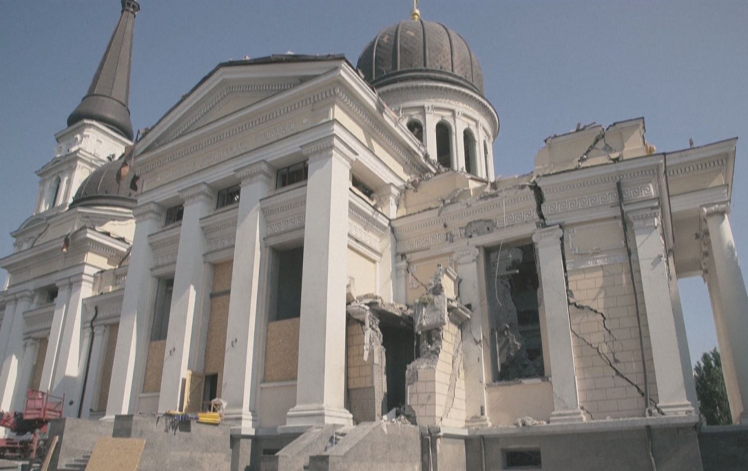 Nêzîkî hefteyekê ye artêşa Rûsyayê ji deryayê û esman ve bi mûşek û dronan Odesayê dike armanc