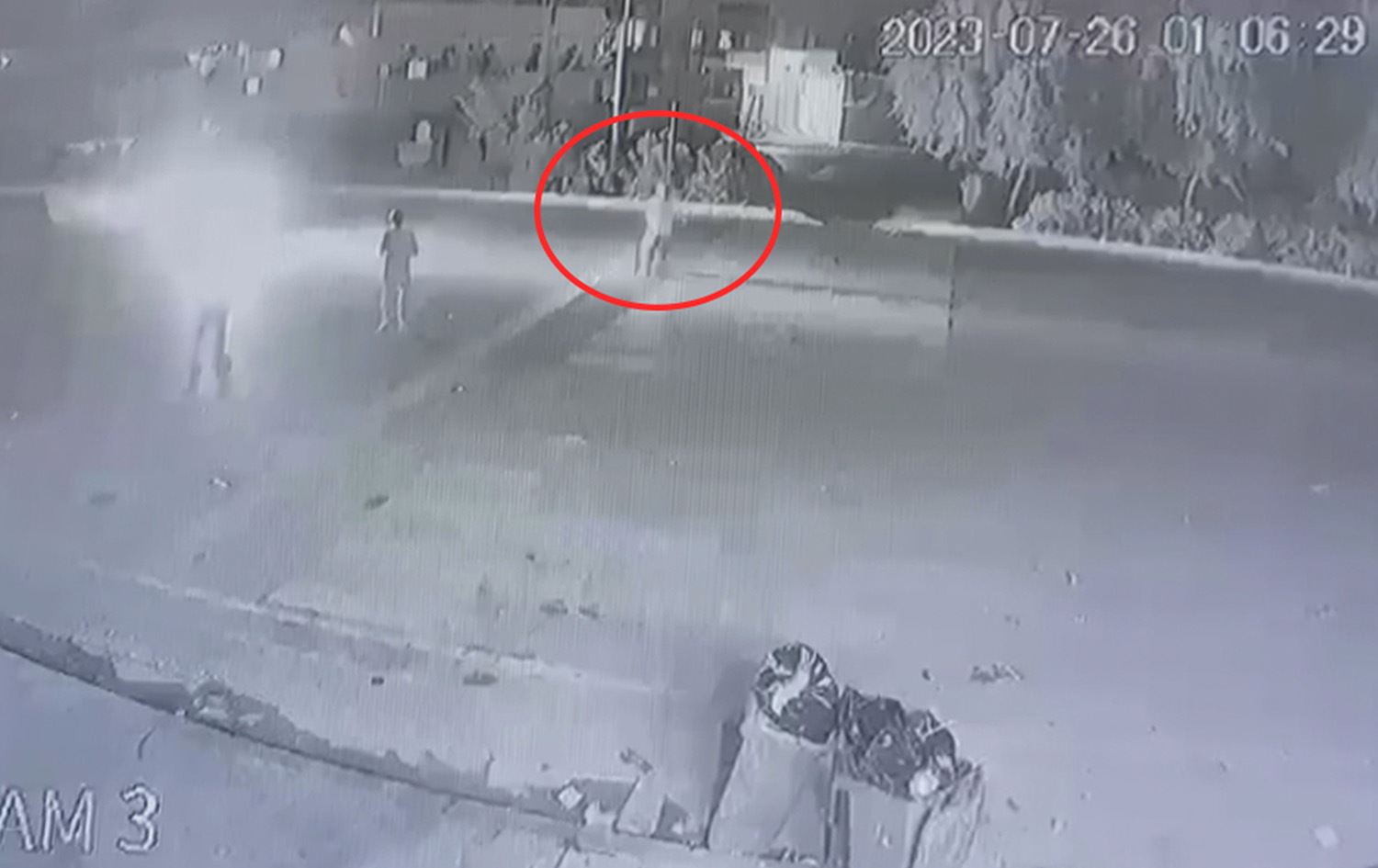 شۆفێرێکی بێ مۆڵەت بە خێرایی زیاتر لە 160 کم لە کاژێرێکدا لە کرێکارێک دەدات و هەردووکیان گیان لەدەستدەدەن