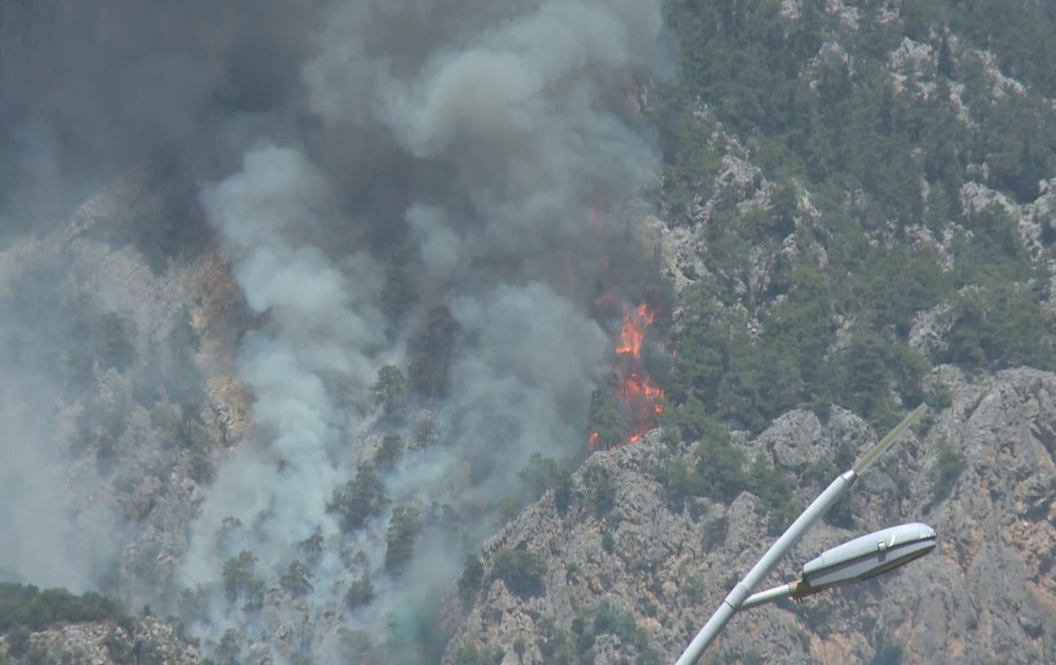 سێ رۆژە دارستانەکانی ئەنتاڵیا دەسووتێن و نزیکەی 70 هێکتار لە دارستانەکان سووتاون
