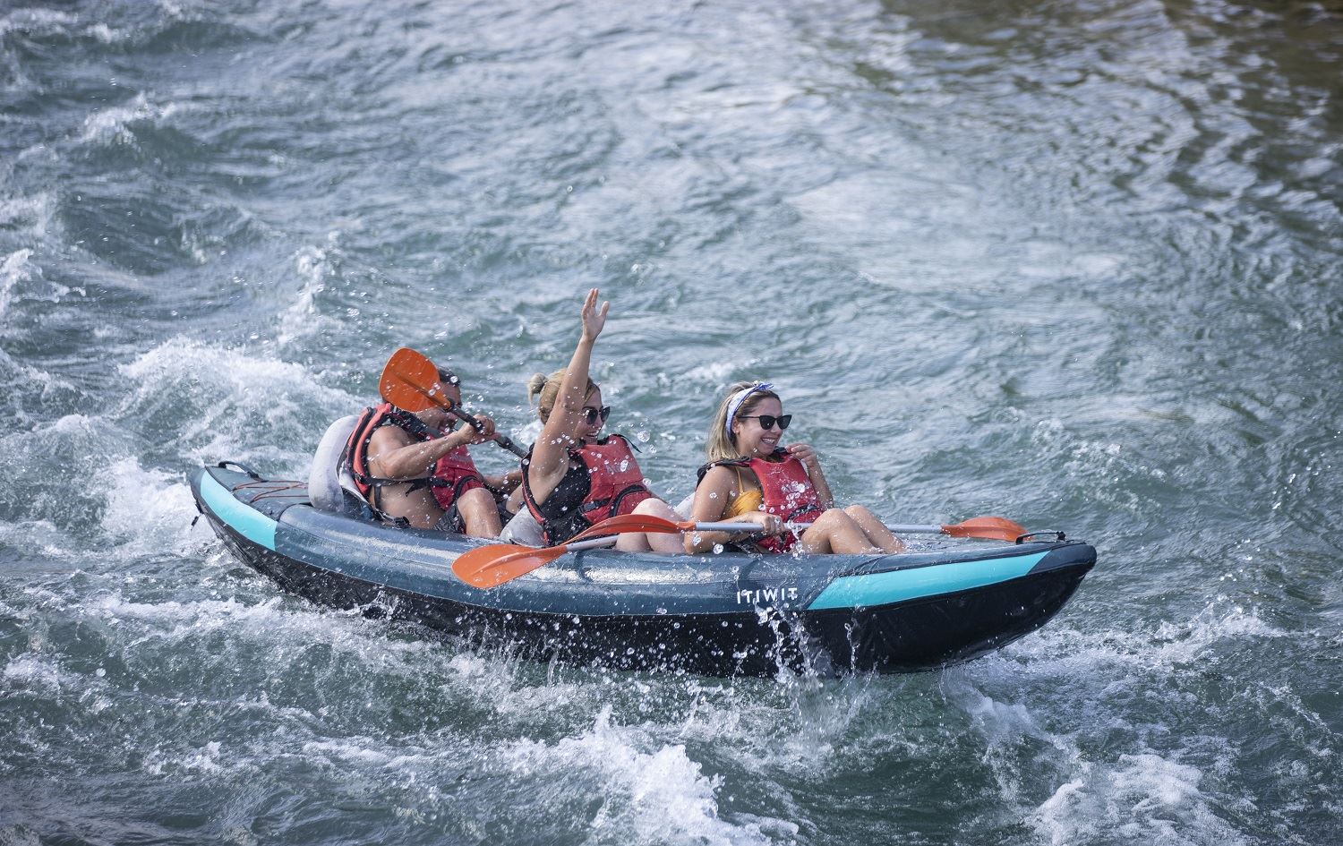 Tûrên kanoyê yên li ser Çemê Munzurê bala geştyaran dikişîne