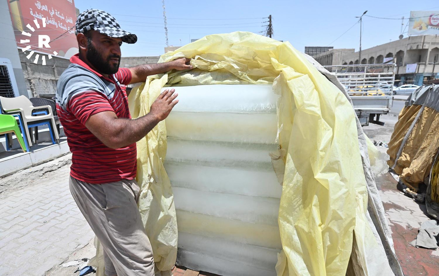 انقطاع الكهرباء يفاجئ زوار كربلاء وسط ارتفاع سعر قالب الثلج