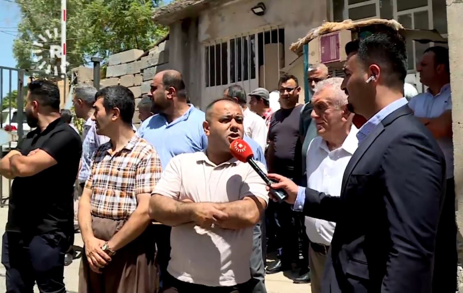 کارمەندێکی شارەوانیی سلێمانی لەکاتی قسەکردن بۆ پەیامنێری رووداو لەبارەی بایکۆتی دەوام 