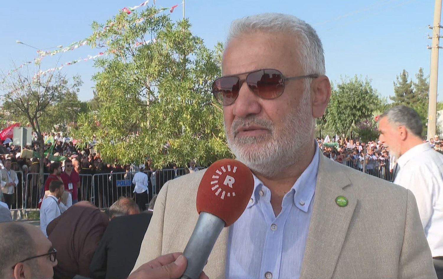 Weqfa Evîndarên Pêxember li Qada İstasyonê ya Amedê bi mîtingeke girseyî bertek nîşanî şewitandina Quranê ya li Swêd û Danîmarkayê da