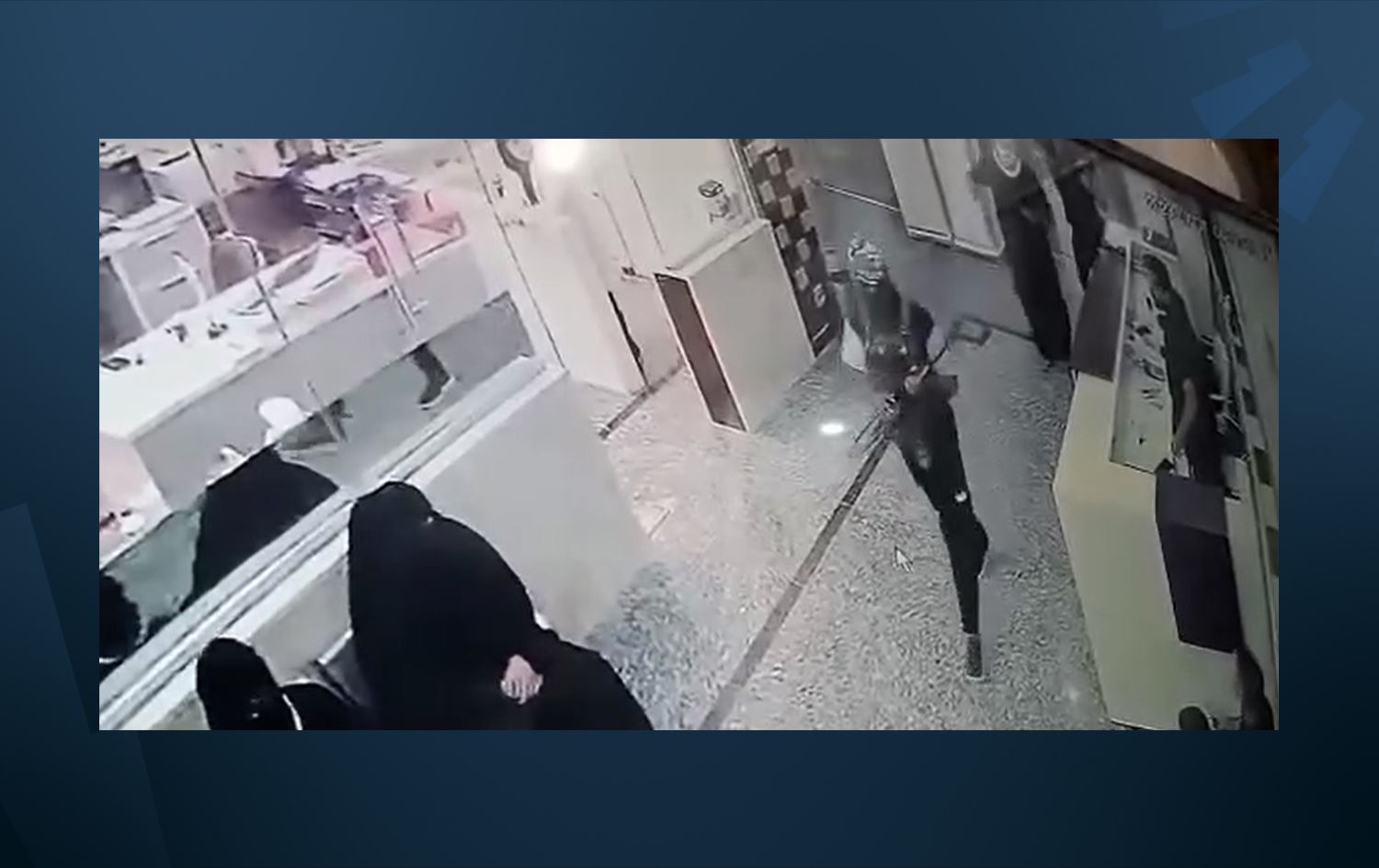 فيديو.. مسلحون يقتحمون مركزاً طبياً في ذي قار والشرطة تلقي القبض على أحدهم