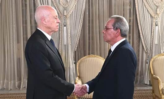 الرئيس التونسي قيس سعيد يصافح رئيس الحكومة الجديد أحمد الحشاني