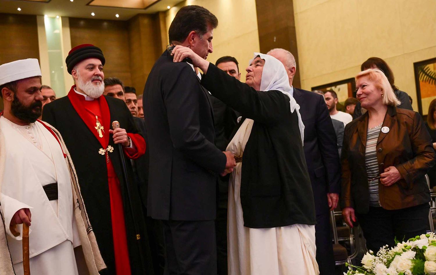  دایە شەمێ، ژنێکی کوردی ئێزدییە کە چەندین ئەندامی خێزانەکەی لە هێرشی داعشدا لەدەستداوە، ئەمڕۆ باوەشی بە نێچیرڤان بارزانیدا کرد، وێنە: بڵند تاهیر - رووداو