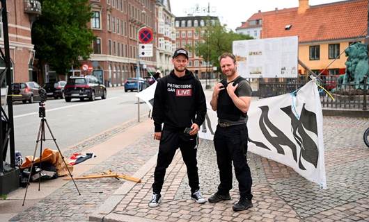 اثنان من أعضاء مجموعة دنماركية يمينية أمام السفارة العراقية في كوبنهاغن/ Reuters
