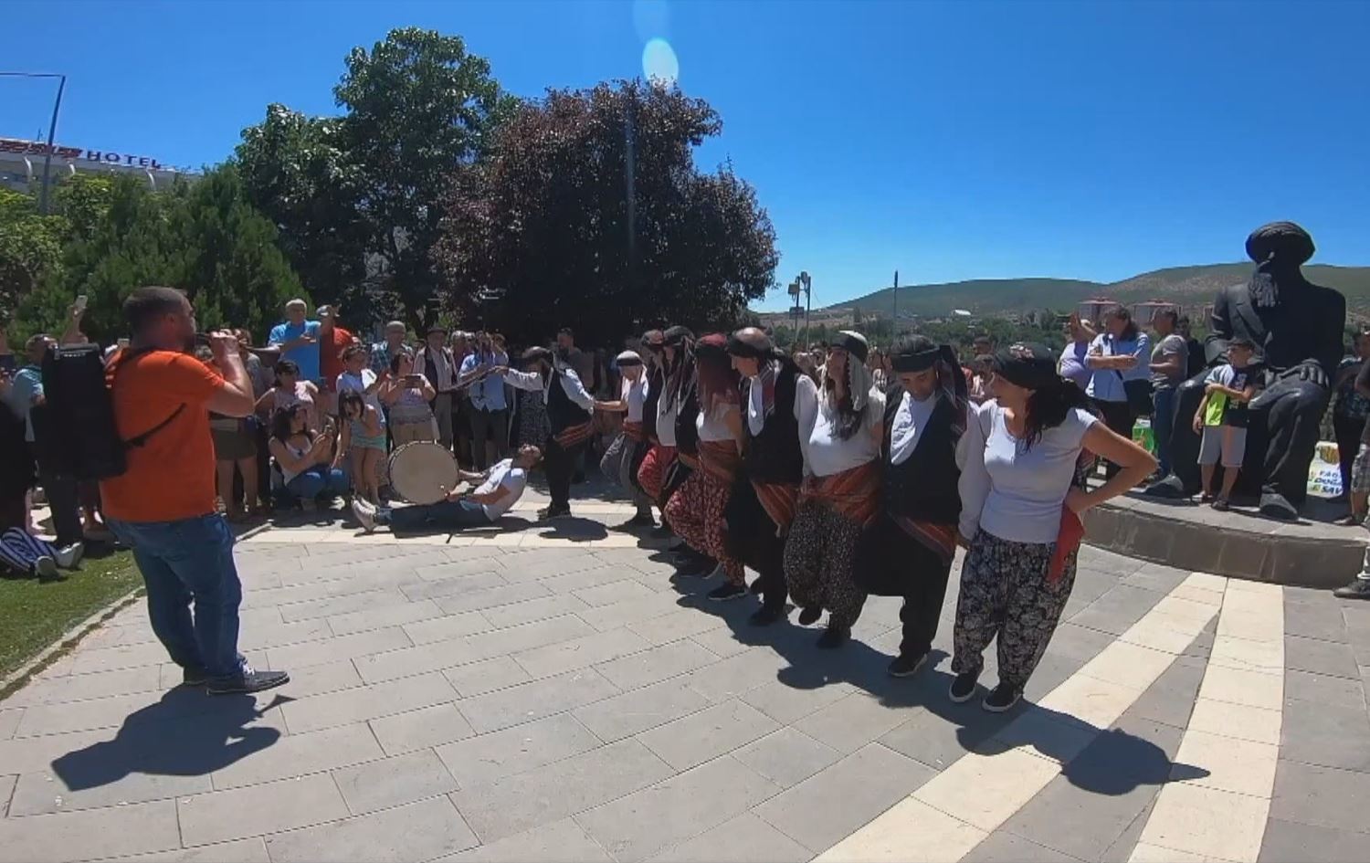 Festîvala Munzûrê: ‘Em pirsgirêkan neyînin ziman dê kêm bimîne’