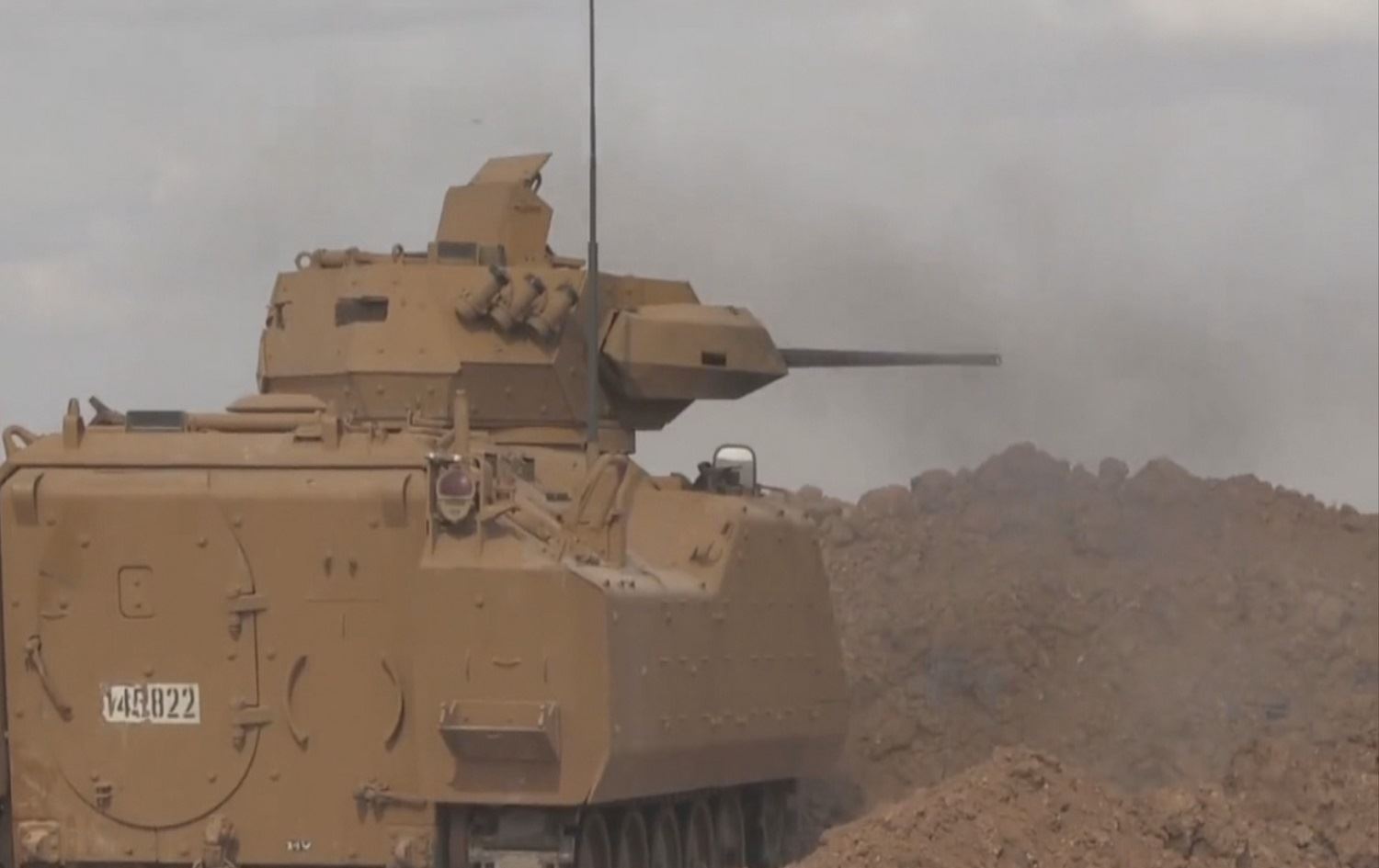 Tirkiyê û grûpên çekdar gundê Tewîle yê Til Temirê topbaran kir