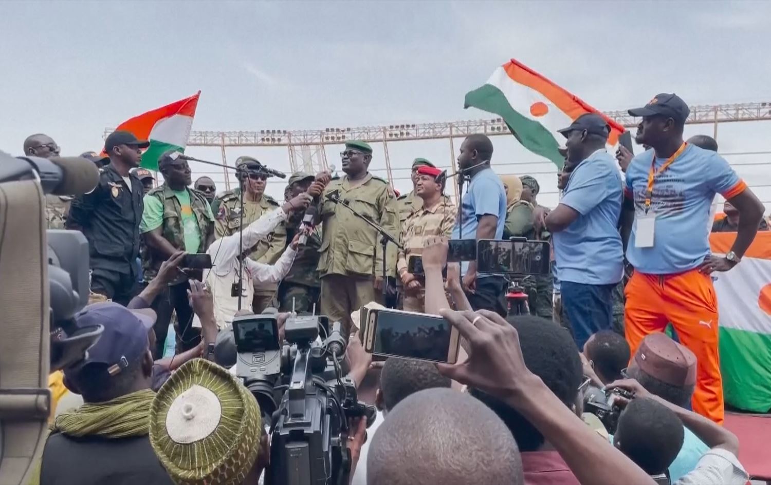 Serkirdeyên kudetaya Nîjerê esmanê welatê xwe girt û dixwazin xelkê çekdar bikin