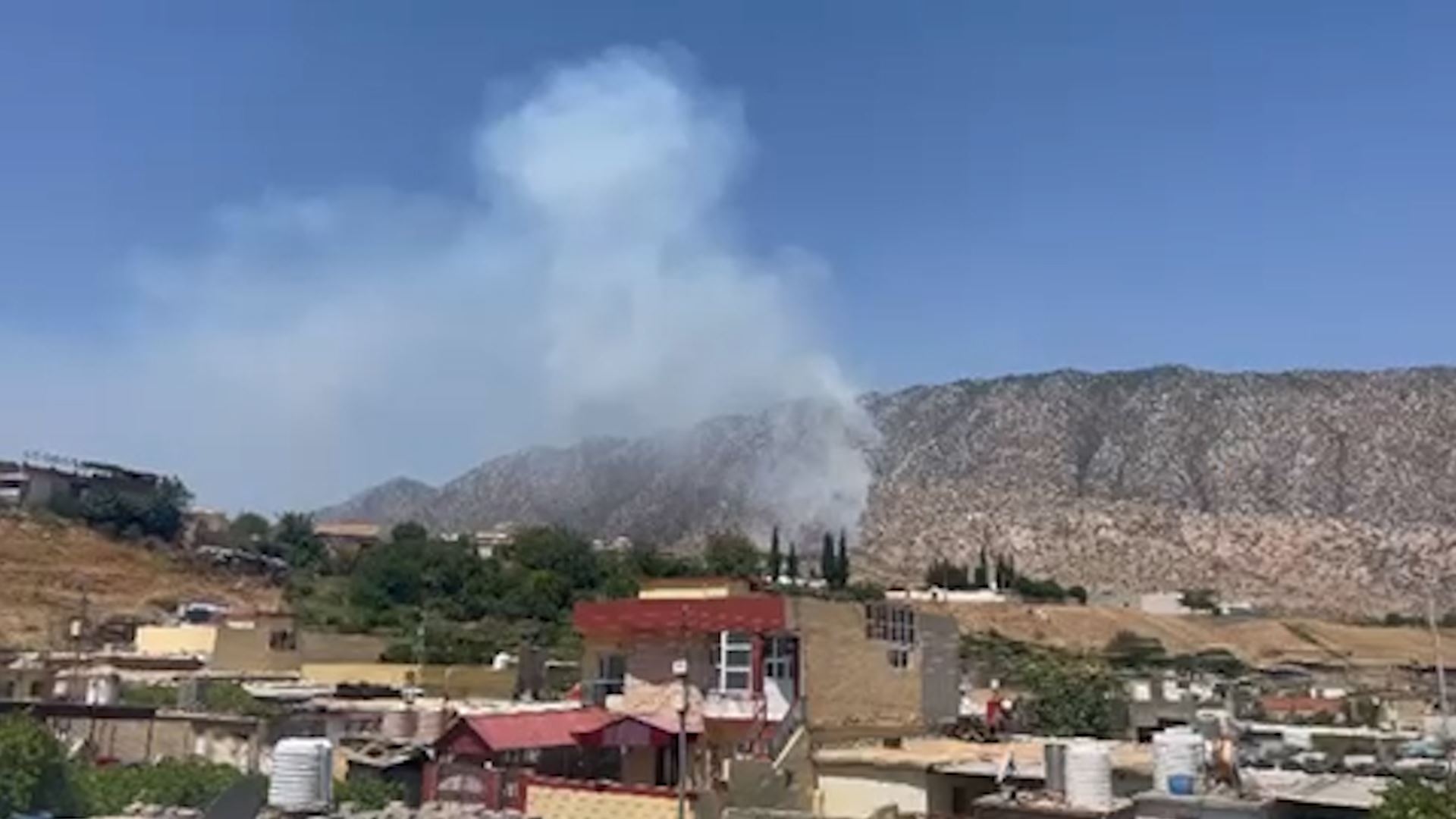 دووکەڵ لەو ناوچەیە بەرزبووەتەوە کە گوللـە تۆپەکەی بەرکەوتووە