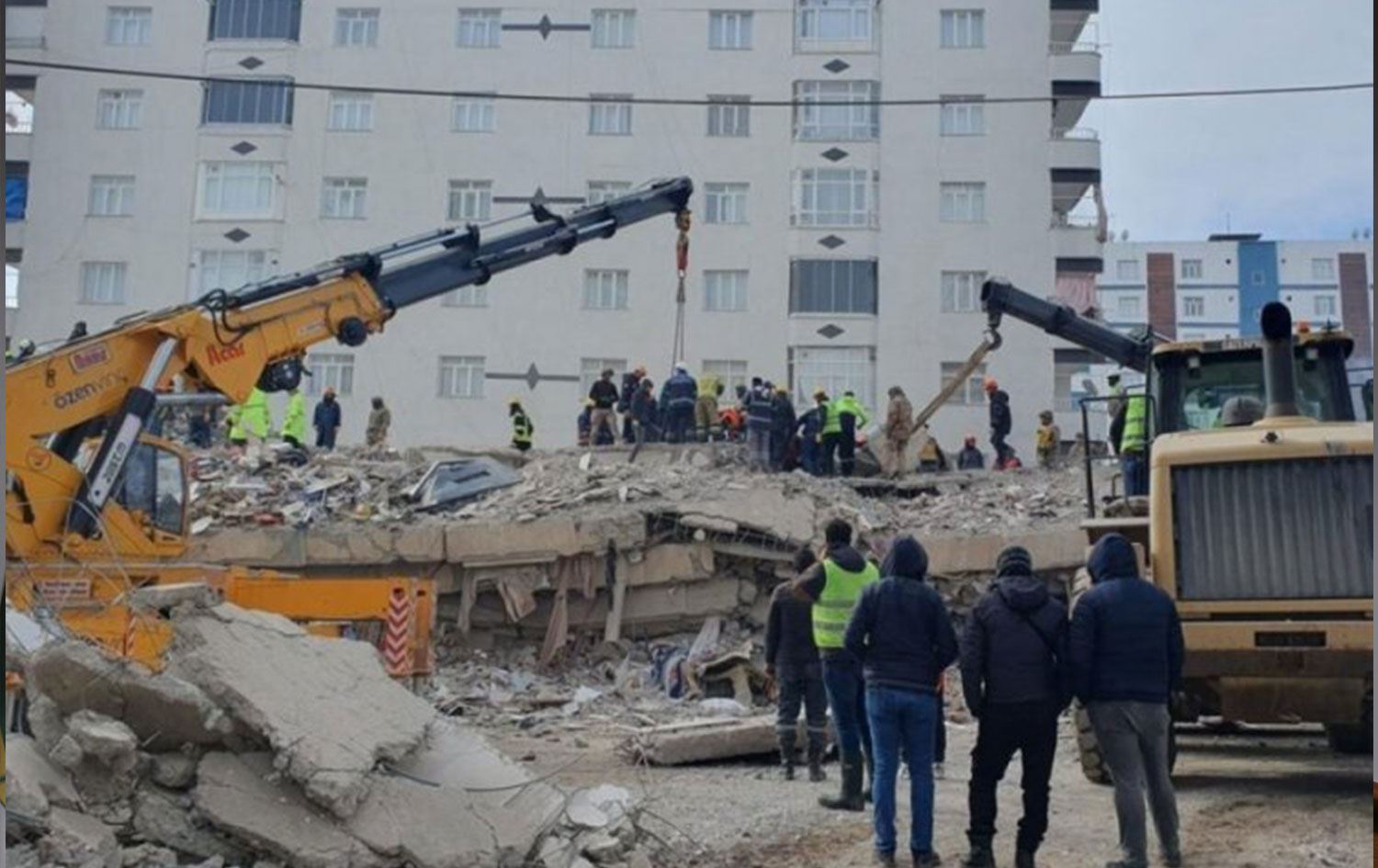 Diyarbakır'da depremde yıkılan Hisami Apartmanı