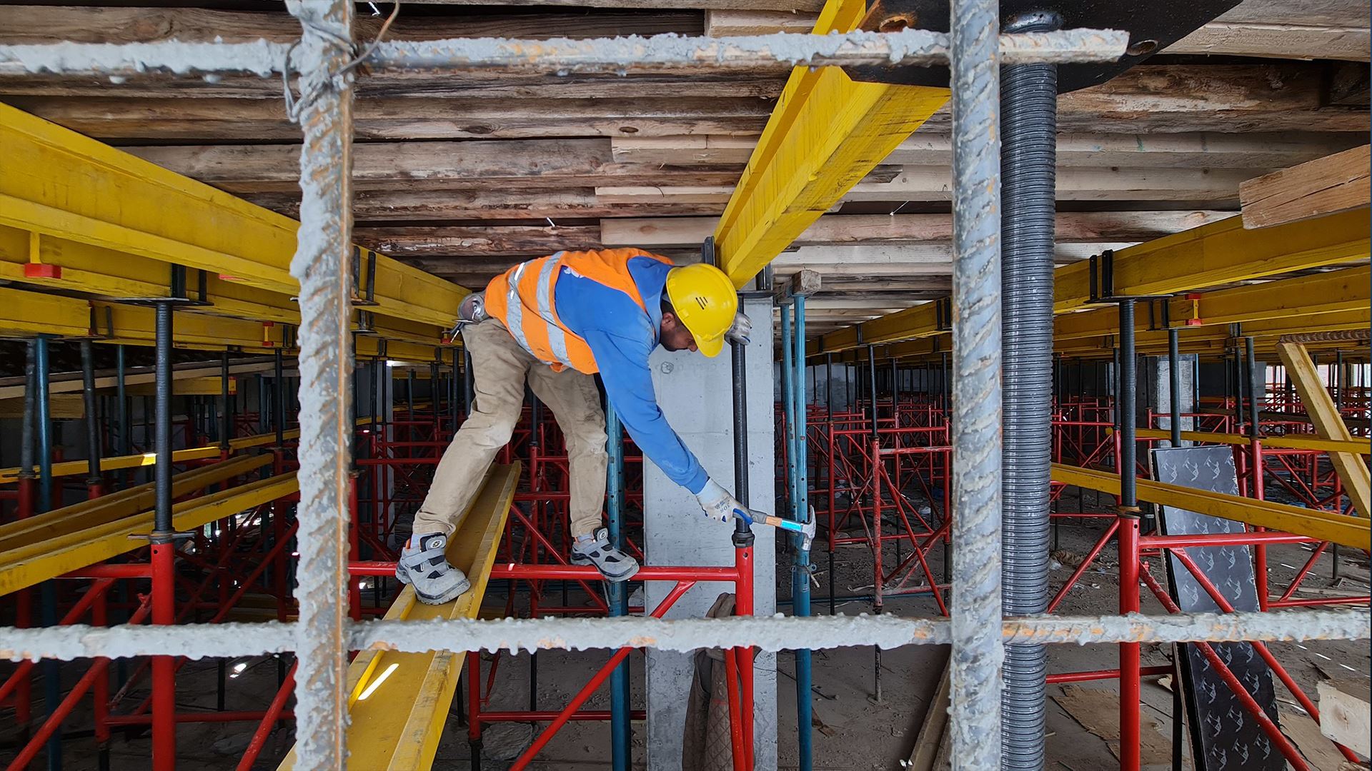 کرێکارێک لەکاتی کارکردن لە باڵەخانەیەکدا لە هەولێر، وێنە: بڵند تاهیر - رووداو