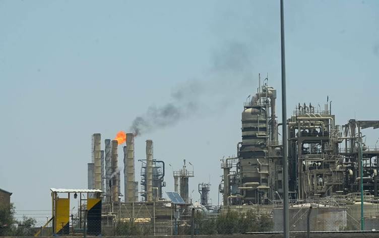 بغداد تشكل لجنة من ثلاثة وزراء للبت بمشروع قانون النفط والغاز