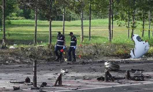 الشرطة الماليزية في موقع حطام الطائرة - الصورة/ AFP