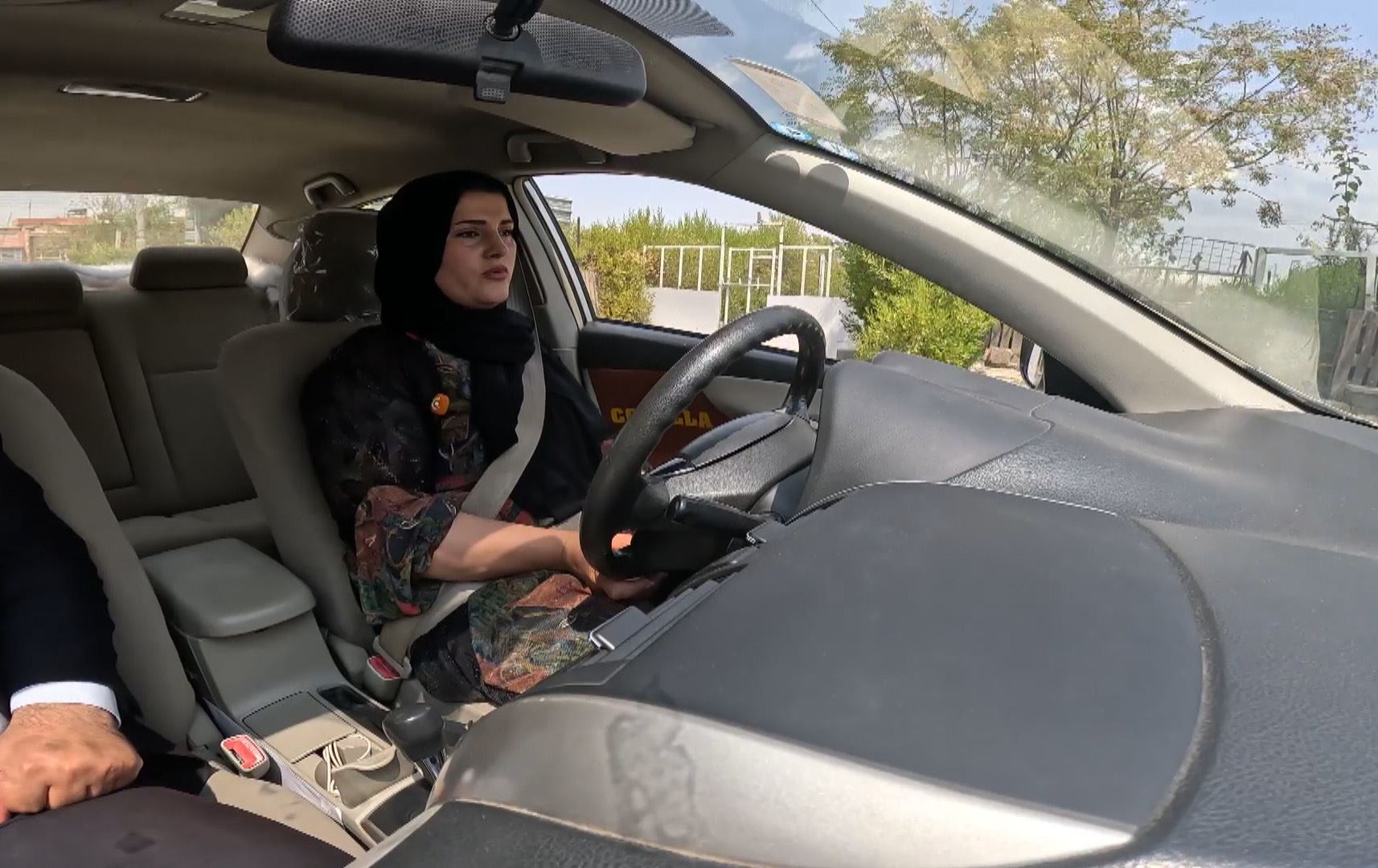 شەهلا دایکی سێ منداڵە و یەکەم ژنە لە هەولێر شۆفێری تەکسی دەکات