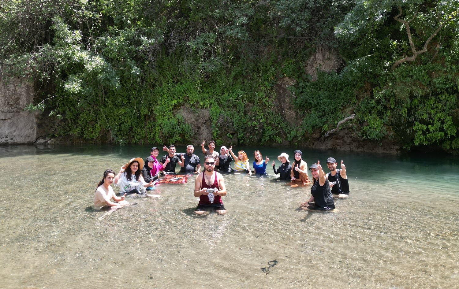 Malbatên ku diçin qeraxê çem ji xwe re dikevin avê