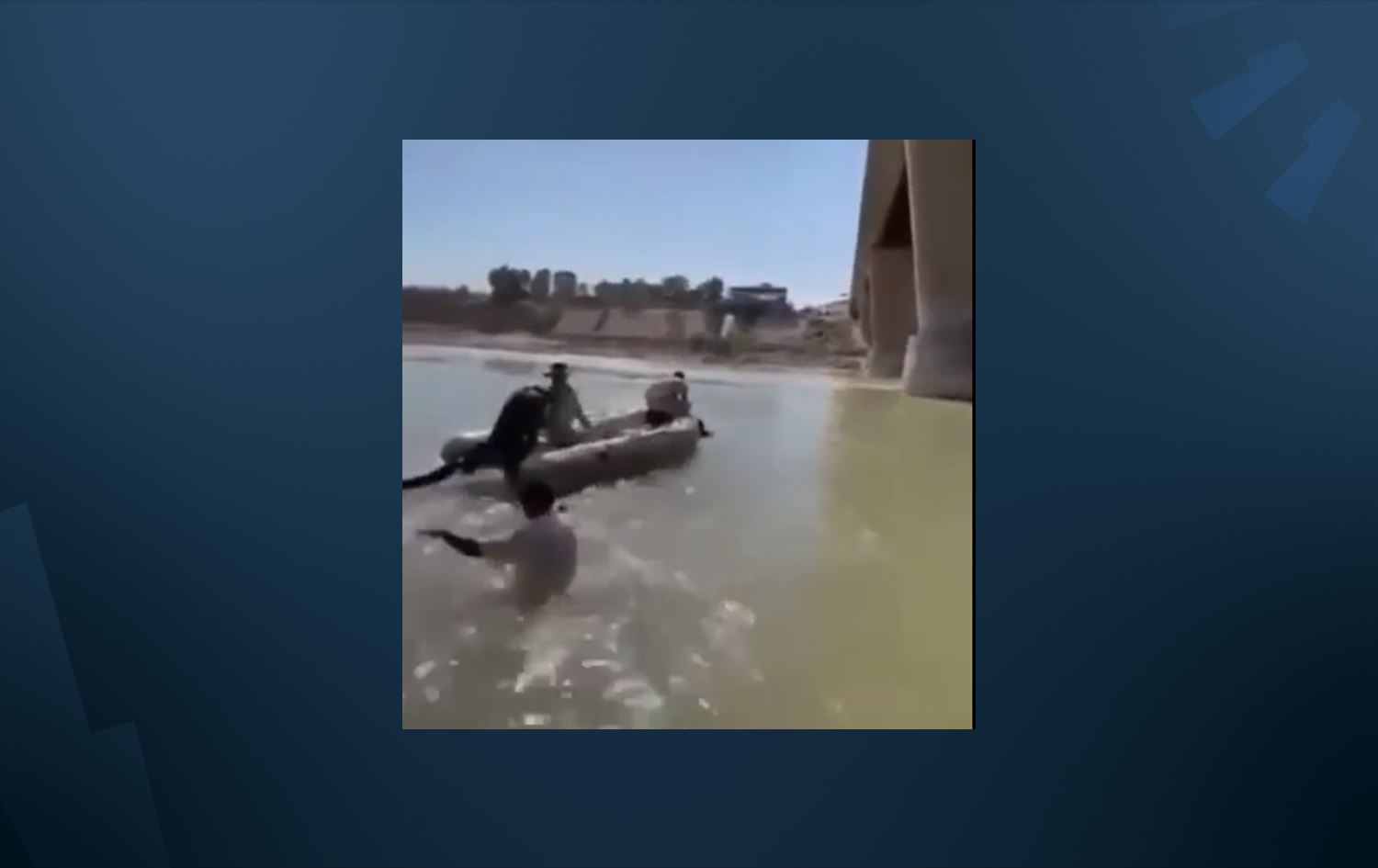 وێنەی کاتی دەرهێنانی تەرمەکان لە ئاودا