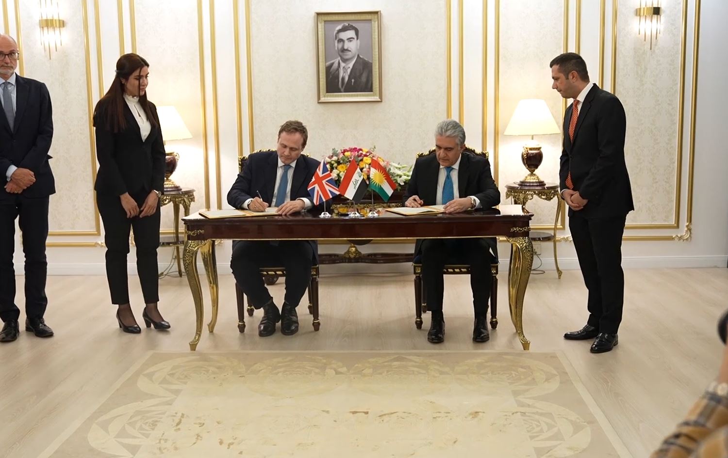 رێبەر ئەحمەد و تۆم توگێنتهات لەکاتی واژۆکردنی لێکتێگەیشتنەکە 