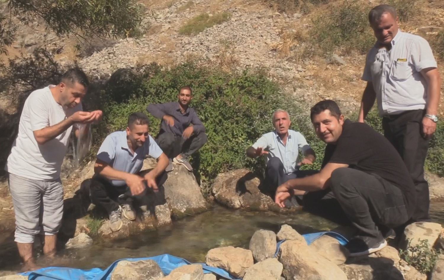 Xelkê gundekî Êlihê qurbanan ji bo ava kaniyê hişk nebe ser jê dikin