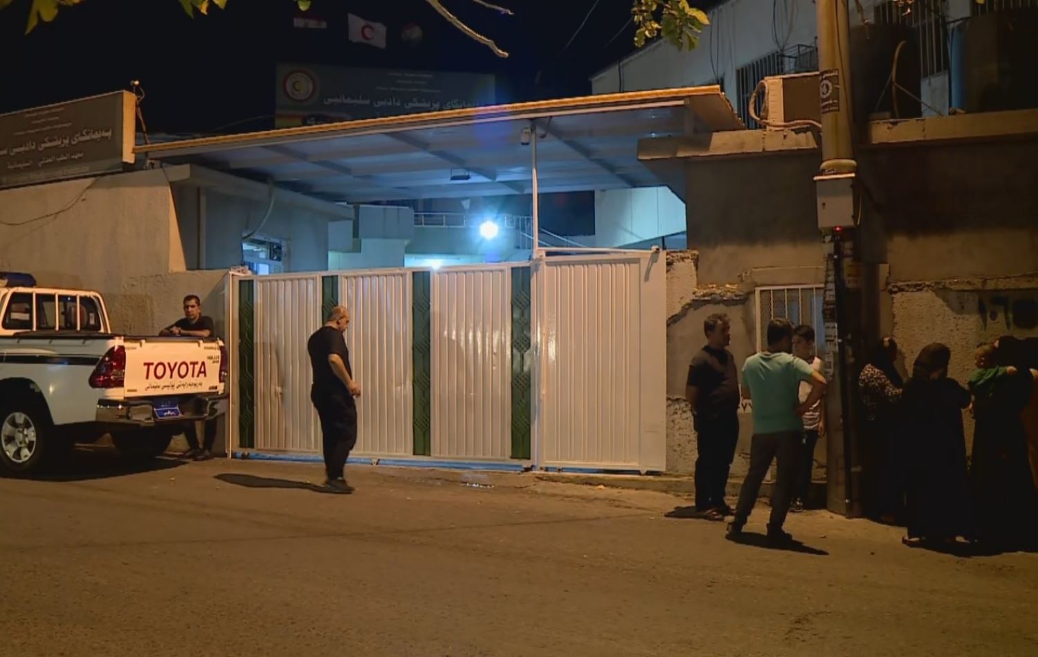 کەسوکاری کوژراوەکە لەبەردەم دادپزیشکی سلێمانی. وێنە: رووداو