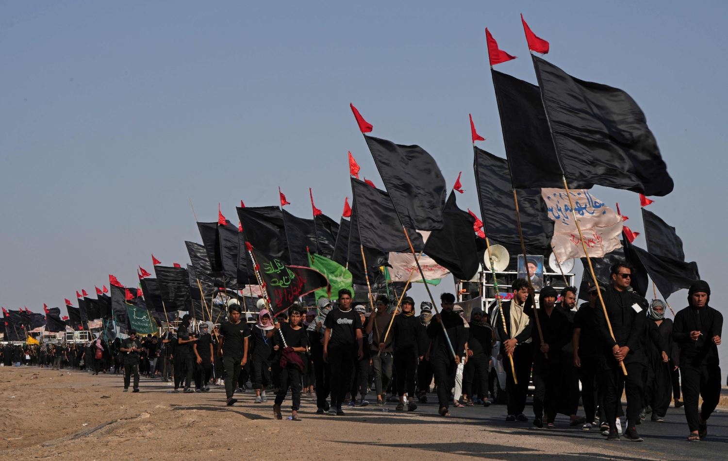  زیارەتکاران لەکاتی رێکردنیان لە شاری خزری پارێزگای موسەناوە بەپێی بەرەوە کەربەلا بۆ بەشداریکردن چلەی ئیمام حوسێن، وێنە: Asaad NIAZI - AFP