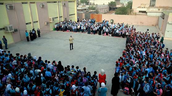 اصطفاف طلاب بباحة إحدى مدارس العراق