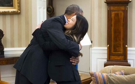 ئۆباما باوەش بە نەخۆشێكی تووشبوو بە ئیبۆلا دەگرێت