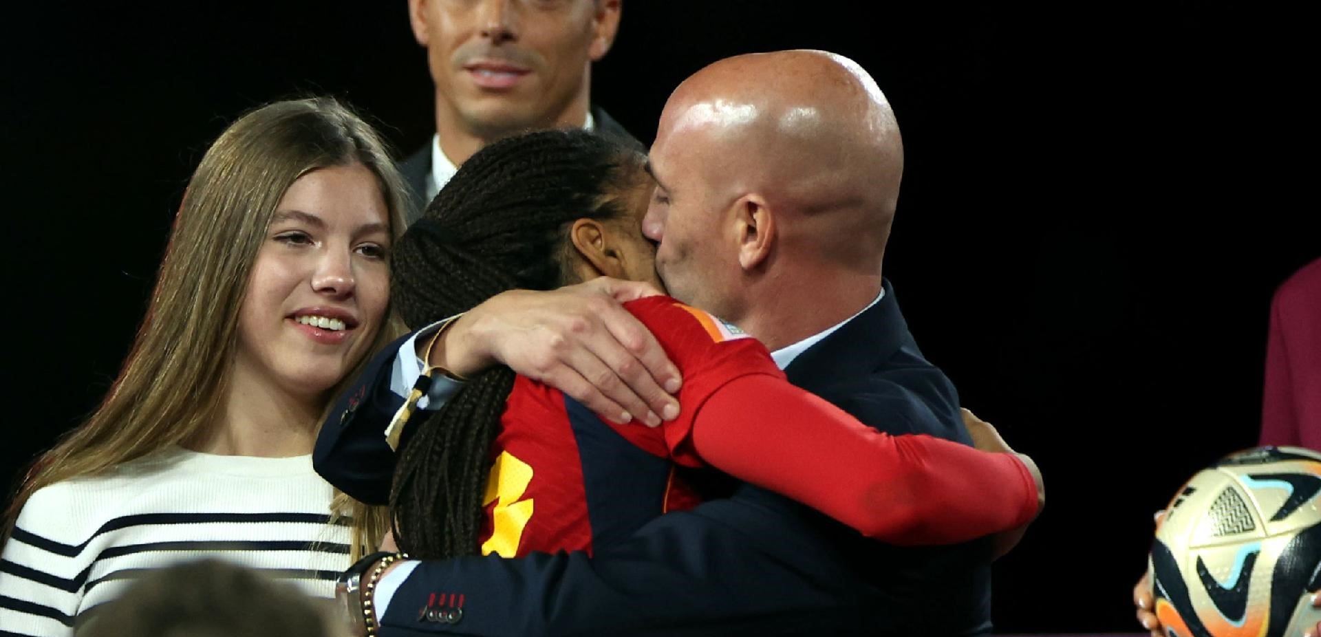 ڤیدیۆ؛ ماچەکەی رۆبیالێس، تۆپی پێی ئیسپانیا دووکەرت دەکات