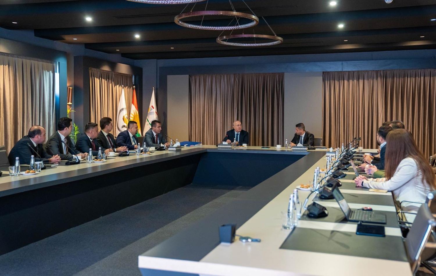 دیمەنێکی کۆبوونەوەکەی ئاوات جەناب نووری، هیوا ئەفەندی و بەڕێوەبەری گشتیی باج و خانووبەرەی میری، وێنە: DIT 