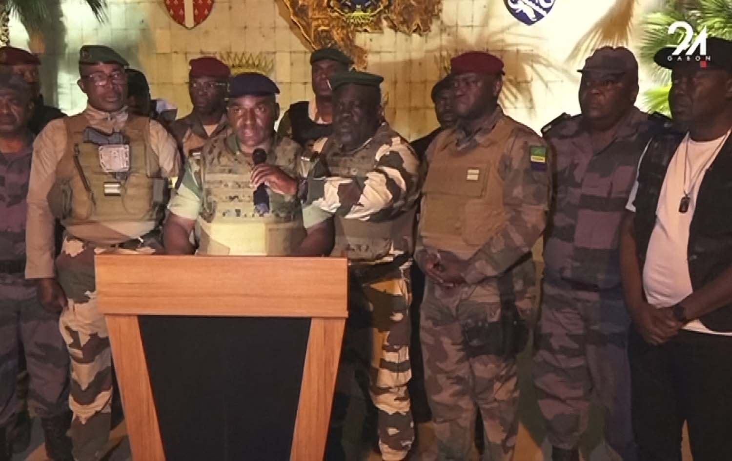  کاتی راگەیاندنی کودەتا سەربازییەکە. وێنە: گابۆن 24