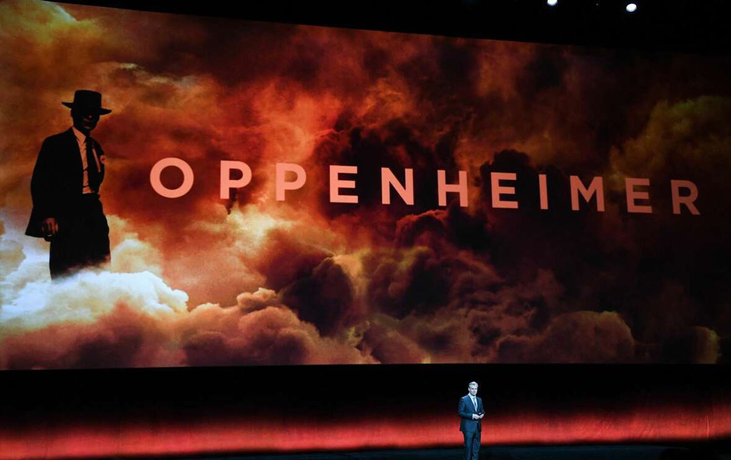  کریستۆفەر نۆلان لە کاتی پێشاندانی فیلمەکەی لە 26ـی نیسانی 2023 لە کۆشکی سیزار لە لاس ڤێگەس.