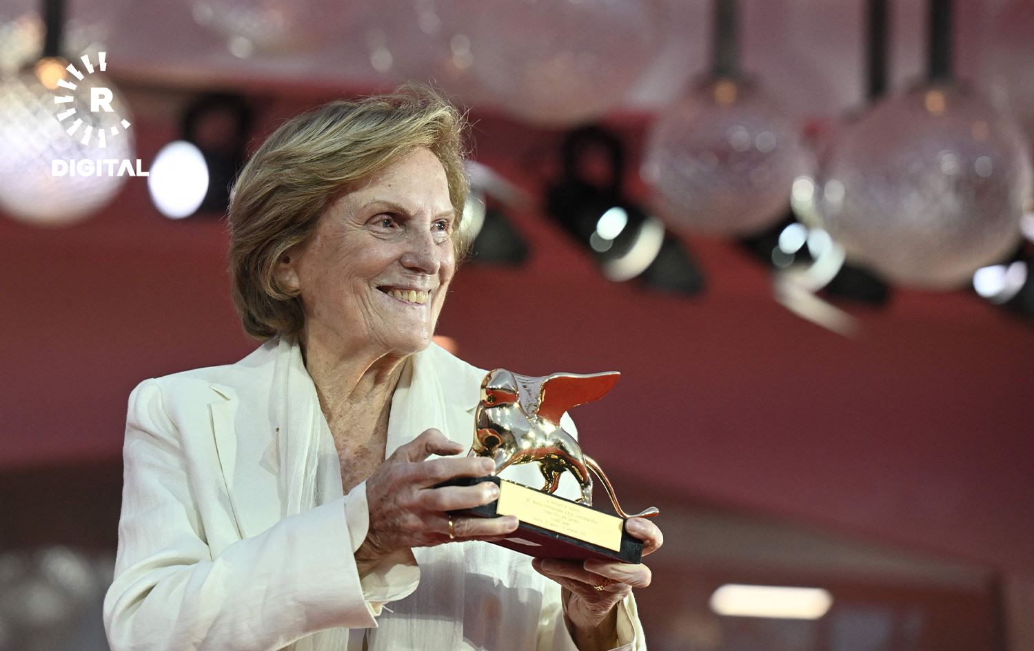 خەڵاتی شێری زێڕین دەبەخشرێتە لیلیانا کاڤانی، دەرهێنەری ئیتاڵی. وێنەی؛ AFP