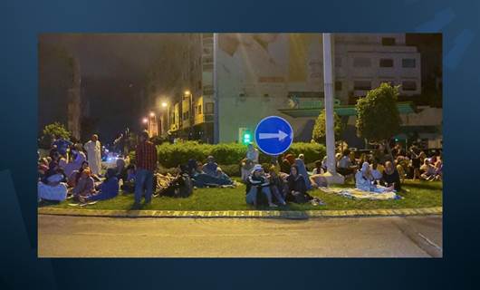 مغاربة يتجمعون في أحد شوارع الدار البيضاء بعد الزلزال