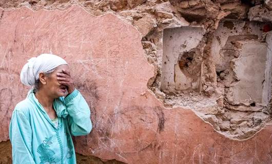 امرأة مغربية تبكي عقب الزلزال المدمر
