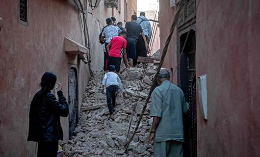 سكان حي قديم في مراكش عقب الزلزال - الصورة/ AFP